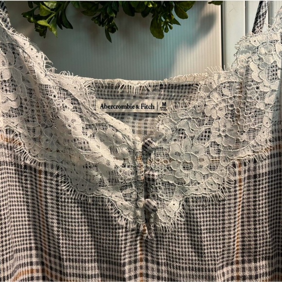 Sz med Abercrombie plaid cami with white lace trim & button detail - Picture 2 of 3